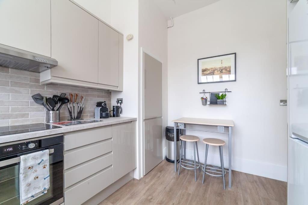 Spacious & Central 3-Bed Flat By Popular Waterloo! Лондон Екстериор снимка
