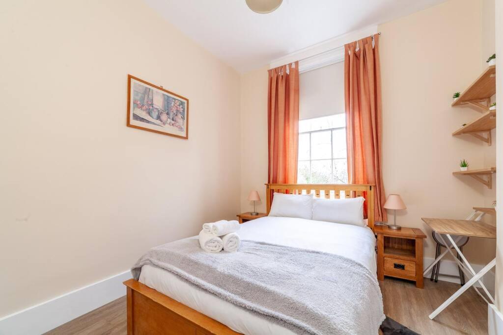 Spacious & Central 3-Bed Flat By Popular Waterloo! Лондон Екстериор снимка
