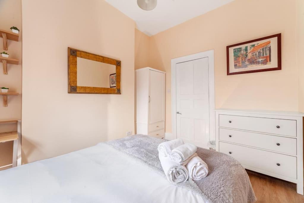 Spacious & Central 3-Bed Flat By Popular Waterloo! Лондон Екстериор снимка